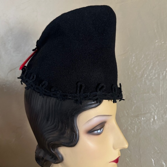 EXCEPTIONAL 1940s' UNIQUE TOP BLACK FELT CONICAL HAT + RED FEATHER & APPLIQUES - Picture 7 of 12